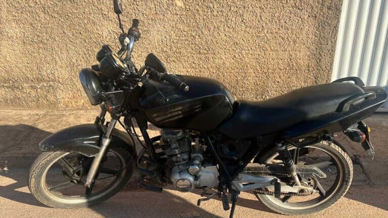 Motociclista sem habilitação e commoto roubada em SP é preso duranteblitz em João Pinheiro