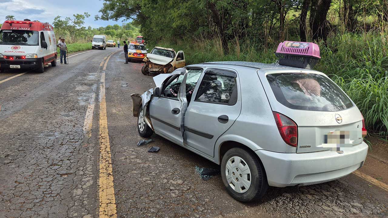 Veículos batem de frente na MG-188 e deixam três pessoas feridas, em Vazante