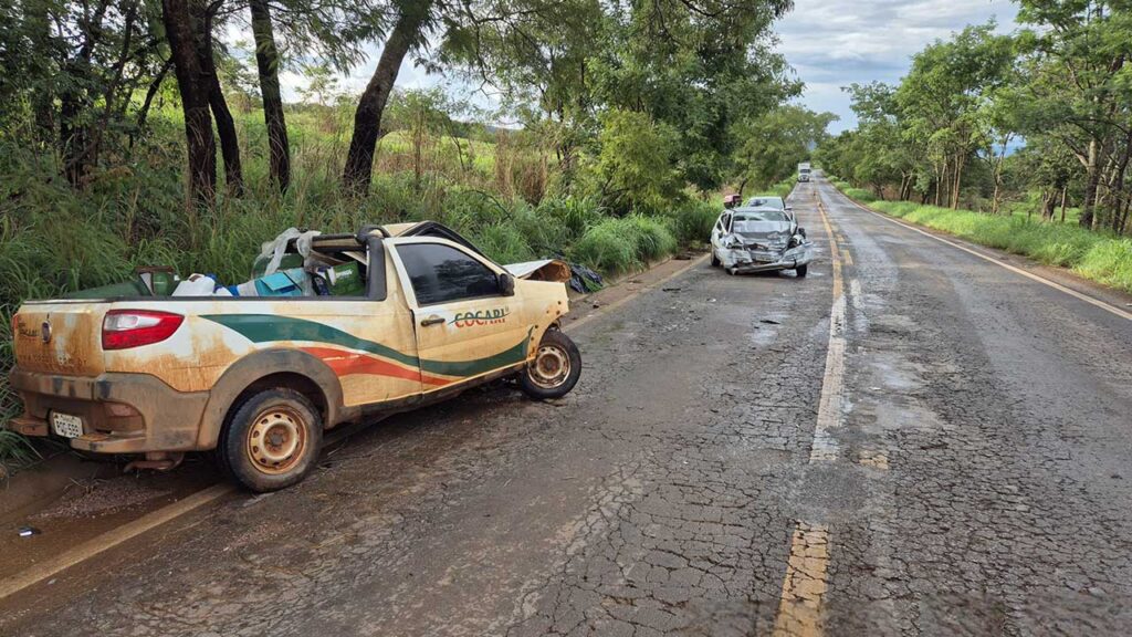 Veículos batem de frente na MG-188 e deixam três pessoas feridas, em Vazante