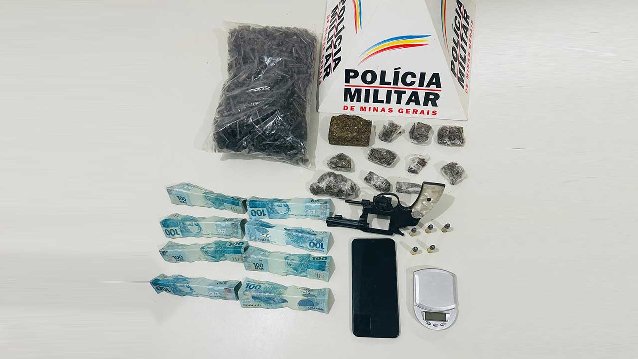 Traficante vai cobrar dívidas de drogas e acaba preso com revólver e muita maconha em João Pinheiro