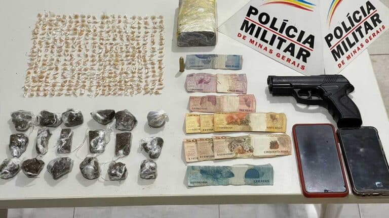 Dois são presos pela Polícia com quase 1kg de maconha, 380 pedras de crack e arma na Olaria, em João Pinheiro
