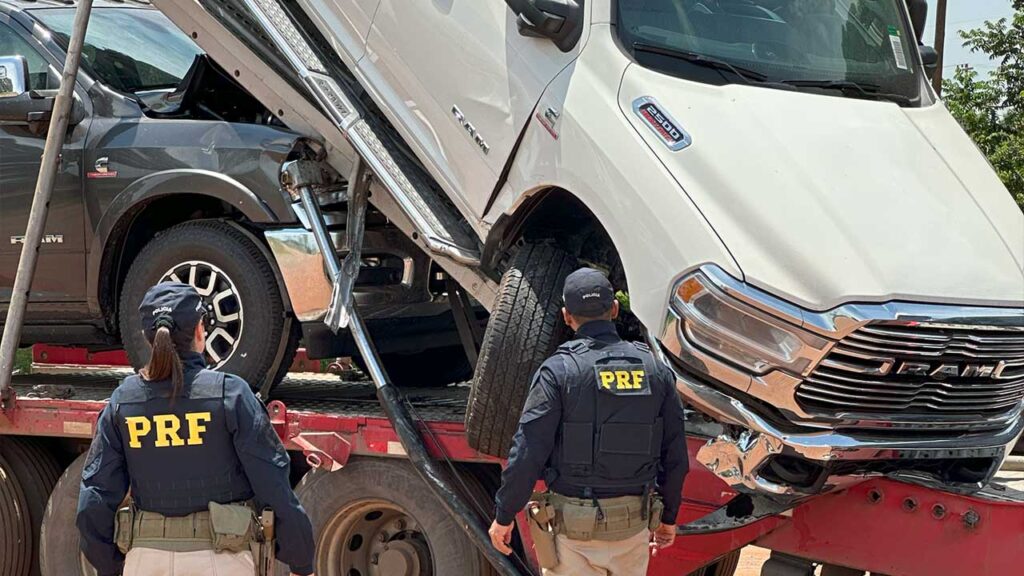 Prejuízo milionário: cegonha com 4 Dodge Ram pula quebra-molas por falta de sinalização na BR-040 em João Pinheiro