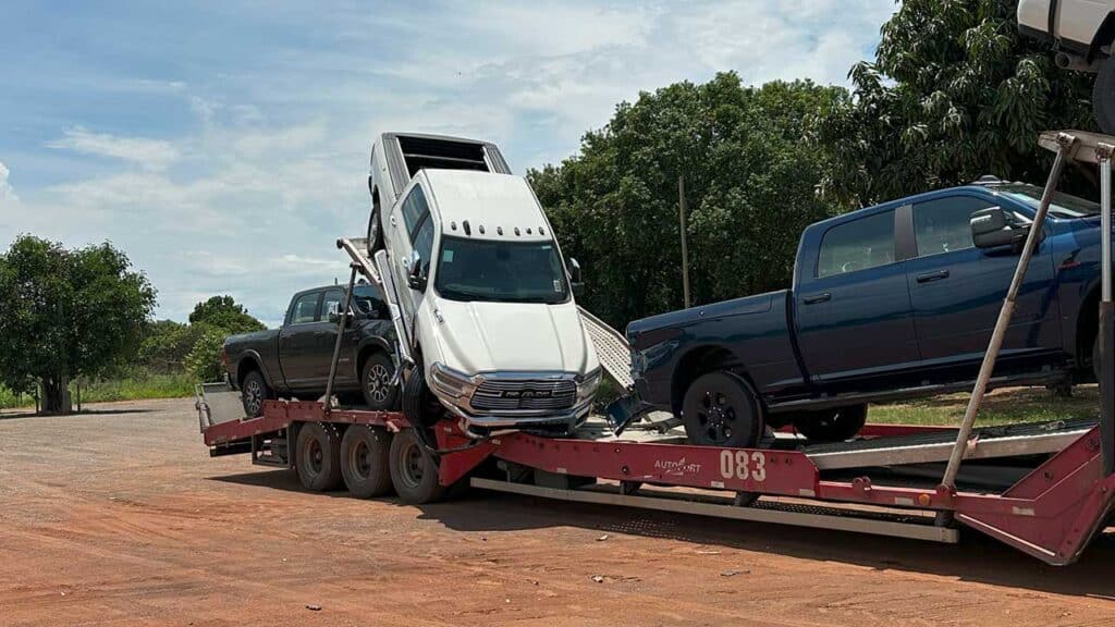 Prejuízo milionário: cegonha com 4 Dodge Ram pula quebra-molas por falta de sinalização na BR-040 em João Pinheiro