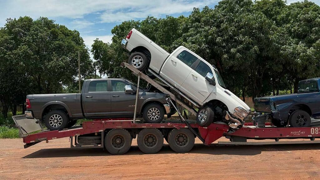 Prejuízo milionário: cegonha com 4 Dodge Ram pula quebra-molas por falta de sinalização na BR-040 em João Pinheiro