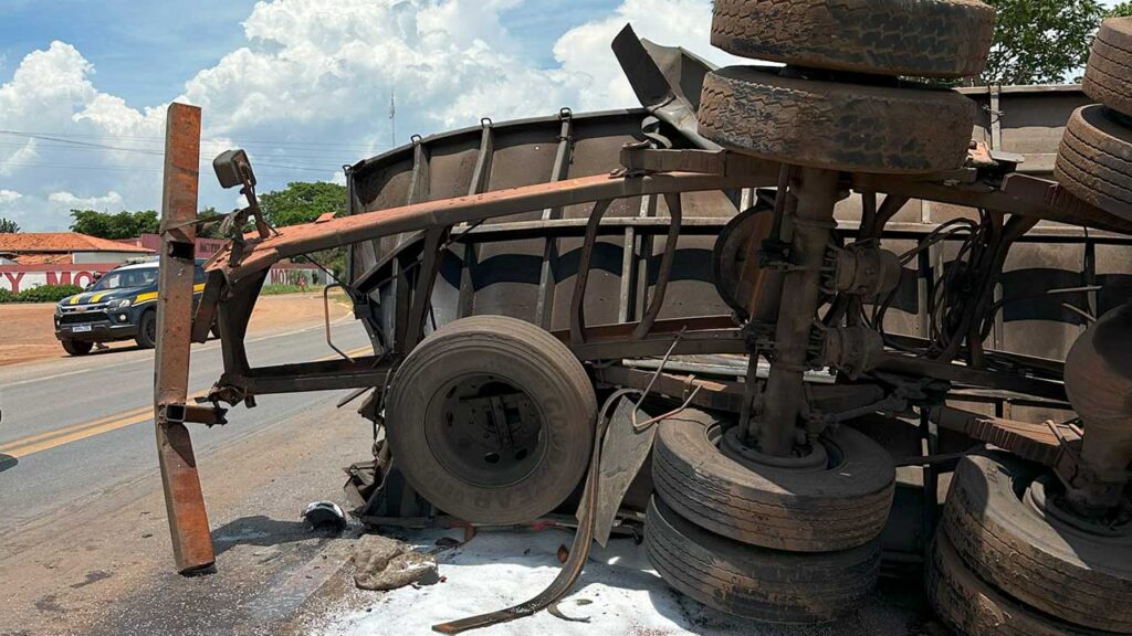 Prejuízo milionário: cegonha com 4 Dodge Ram pula quebra-molas por falta de sinalização na BR-040 em João Pinheiro