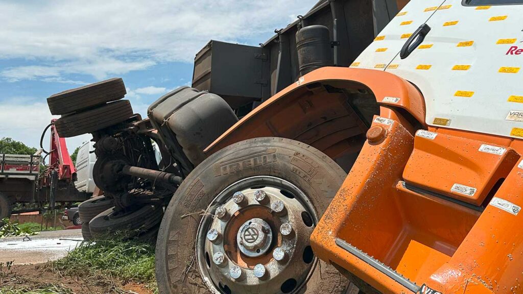 Prejuízo milionário: cegonha com 4 Dodge Ram pula quebra-molas por falta de sinalização na BR-040 em João Pinheiro