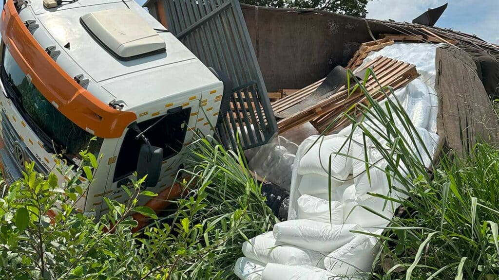 Prejuízo milionário: cegonha com 4 Dodge Ram pula quebra-molas por falta de sinalização na BR-040 em João Pinheiro