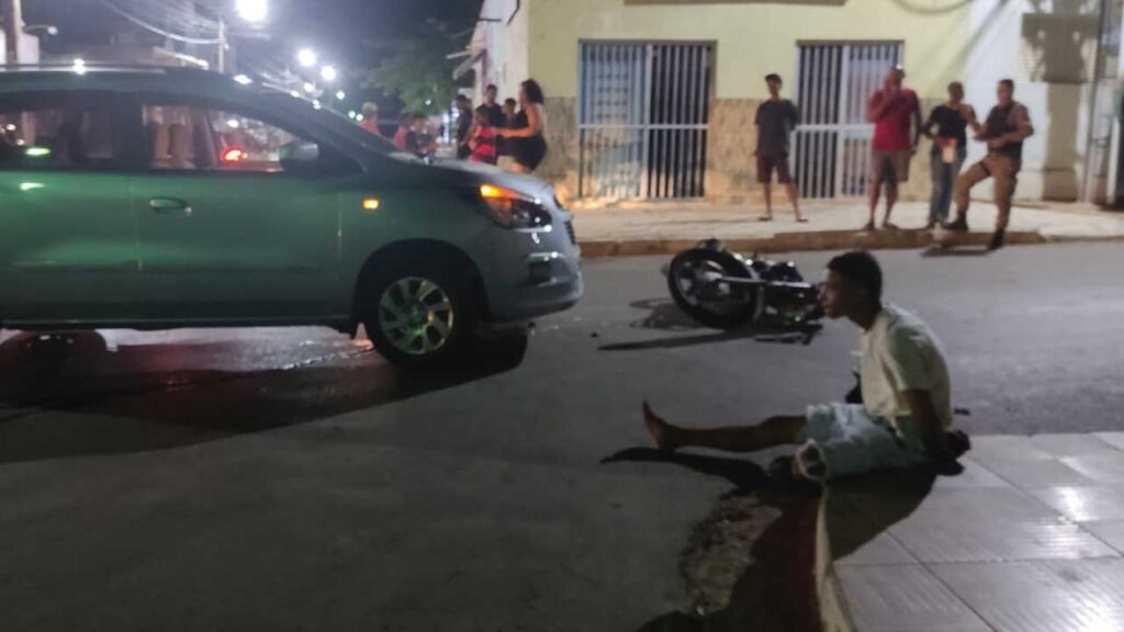 Jovem motociclista bate de frente com carro ao tentar fugir da Polícia em Brasilândia de Minas