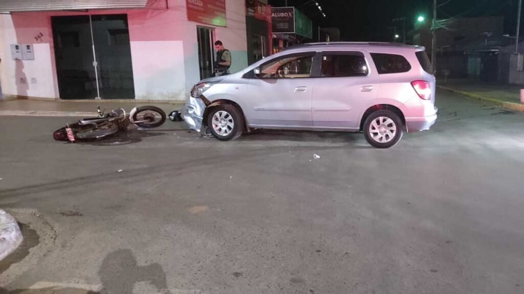 Jovem motociclista bate de frente com carro ao tentar fugir da Polícia em Brasilândia de Minas