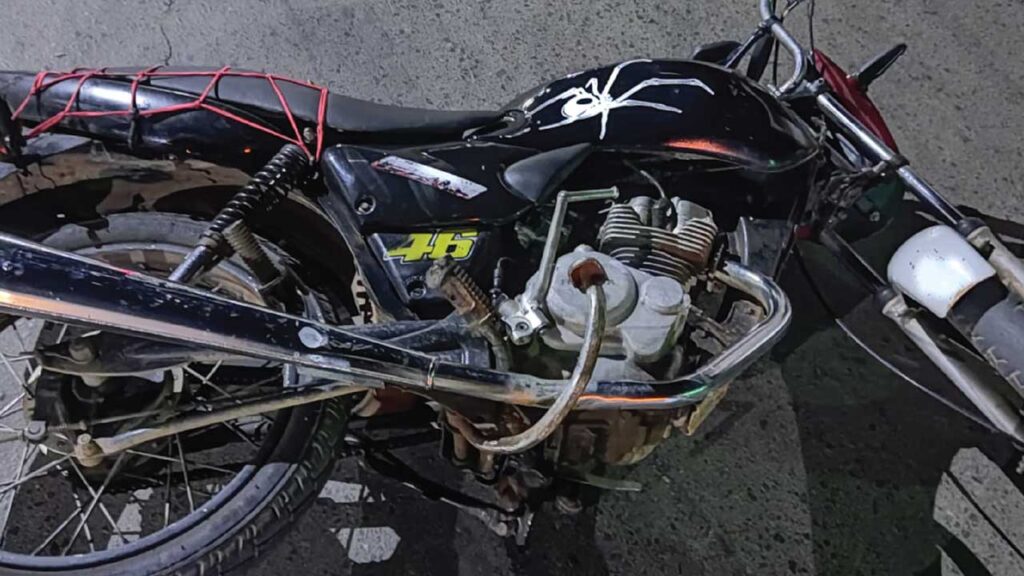 Jovem motociclista bate de frente com carro ao tentar fugir da Polícia em Brasilândia de Minas