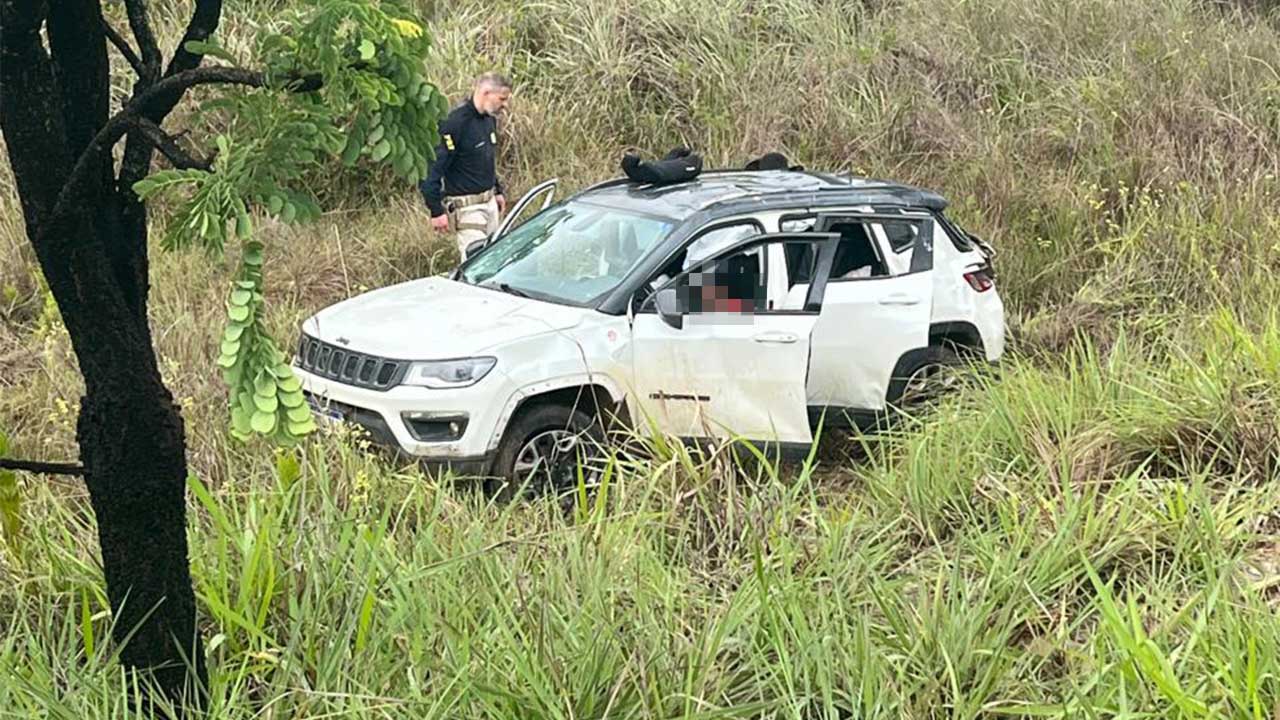 Carro com cinco pessoas da mesma família capota durante o Natal na BR-365, em João Pinheiro