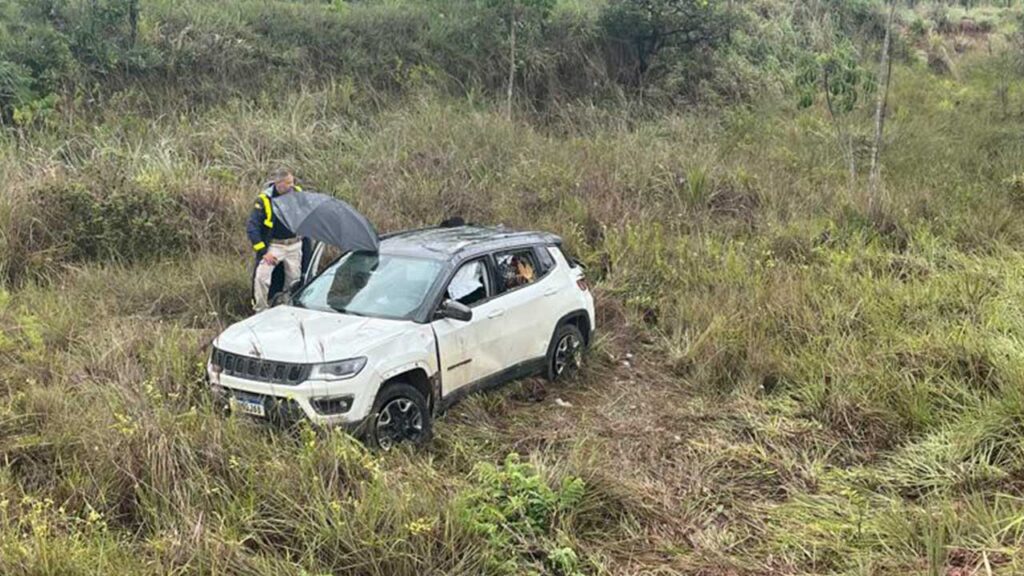 Carro com cinco pessoas da mesma família capota durante o Natal na BR-365, em João Pinheiro