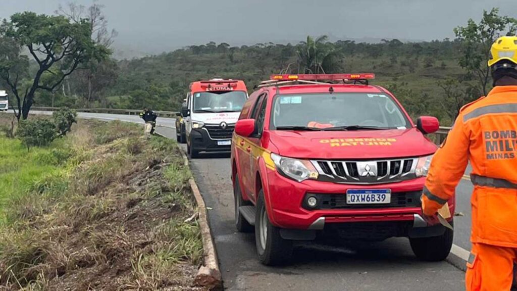 Carro com cinco pessoas da mesma família capota durante o Natal na BR-365, em João Pinheiro