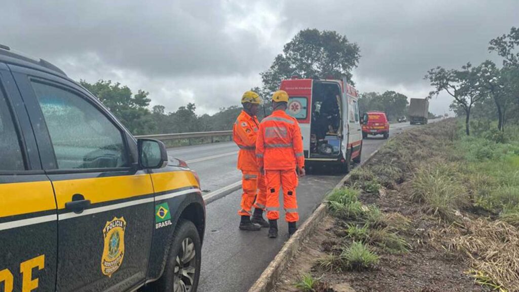 Carro com cinco pessoas da mesma família capota durante o Natal na BR-365, em João Pinheiro