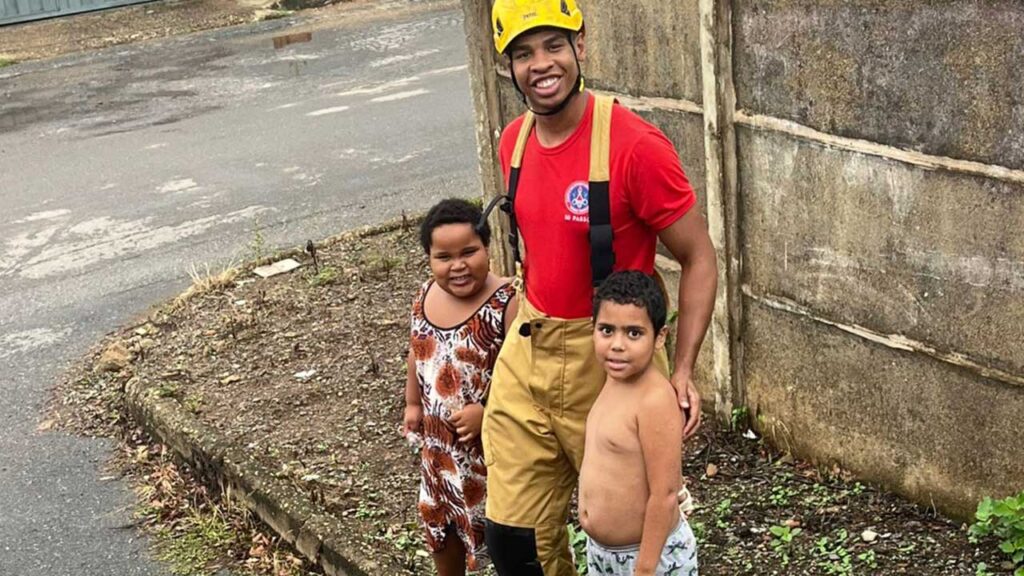 Bombeiros distribuem kits de doces no Natal e levam alegria às crianças em João Pinheiro