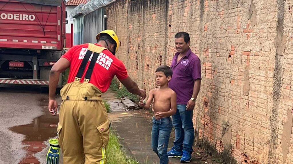 Bombeiros distribuem kits de doces no Natal e levam alegria às crianças em João Pinheiro