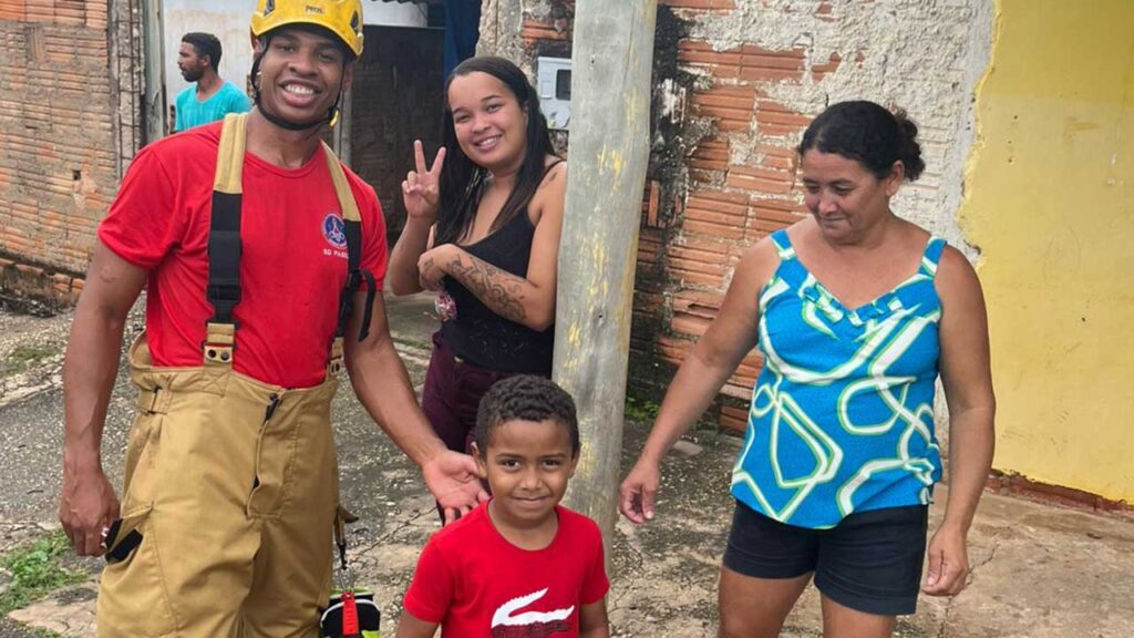 Bombeiros distribuem kits de doces no Natal e levam alegria às crianças em João Pinheiro