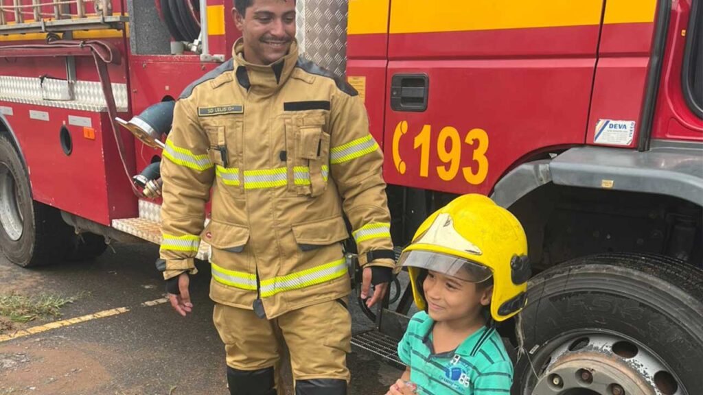 Bombeiros distribuem kits de doces no Natal e levam alegria às crianças em João Pinheiro