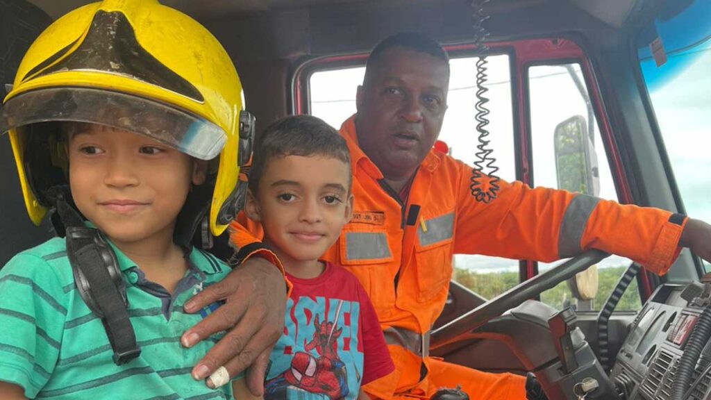 Bombeiros distribuem kits de doces no Natal e levam alegria às crianças em João Pinheiro