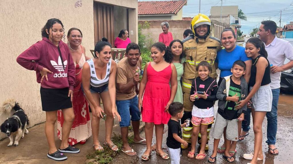 Bombeiros distribuem kits de doces no Natal e levam alegria às crianças em João Pinheiro