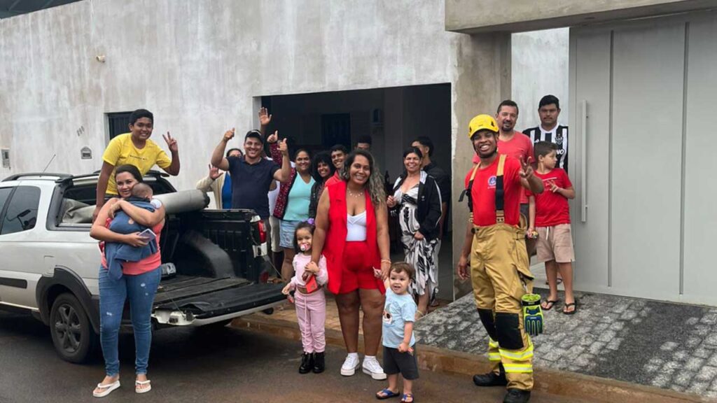 Bombeiros distribuem kits de doces no Natal e levam alegria às crianças em João Pinheiro