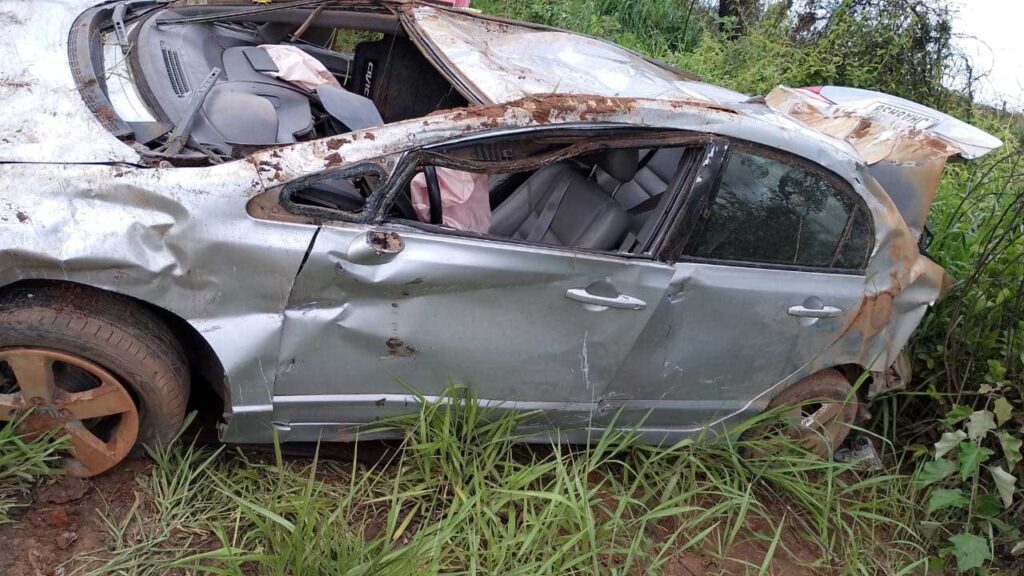 Família fica ferida após carro capotar por aquaplanagem na BR-365 em João Pinheiro