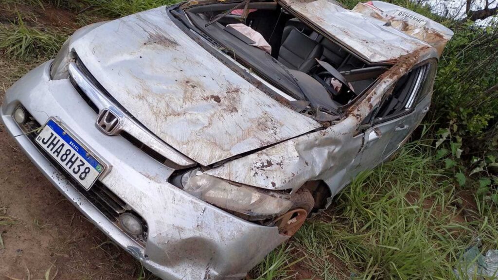 Família fica ferida após carro capotar por aquaplanagem na BR-365 em João Pinheiro