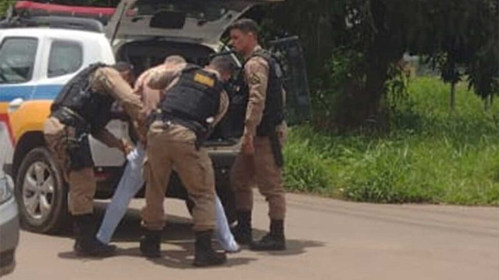 Adolescente é preso após matar jovem na entrada do hospital de Paracatu; crime foi motivado por vingança