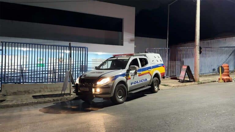 Sob efeito de drogas, homem tenta agredir o próprio pai, toma cadeirada de vizinho e acaba preso em João Pinheiro