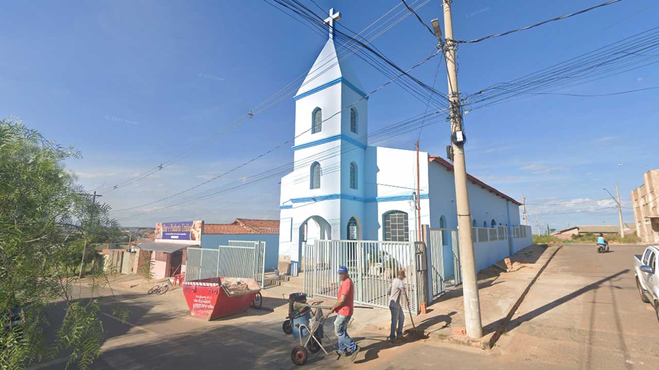 Ladrão arromba e invade a Igreja São Geraldo durante a madrugada e foge sem levar nada, em João Pinheiro