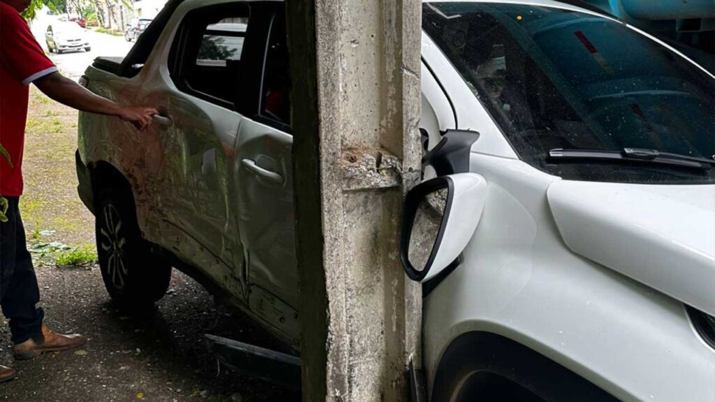 Motorista passa mal e caminhão atinge carros estacionados no Água Limpa, em João Pinheiro