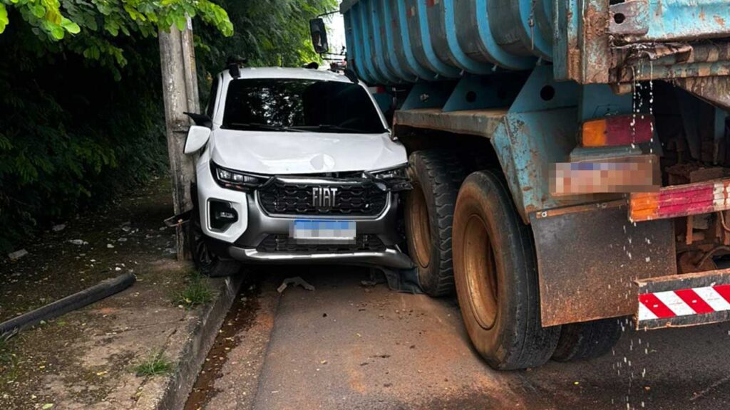 Motorista passa mal e caminhão atinge carros estacionados no Água Limpa, em João Pinheiro