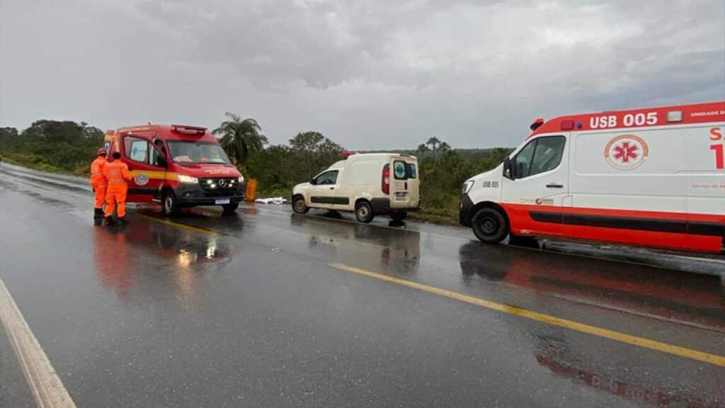 Carro capota após aquaplanagem na BR-365 em João Pinheiro e deixa dois feridos