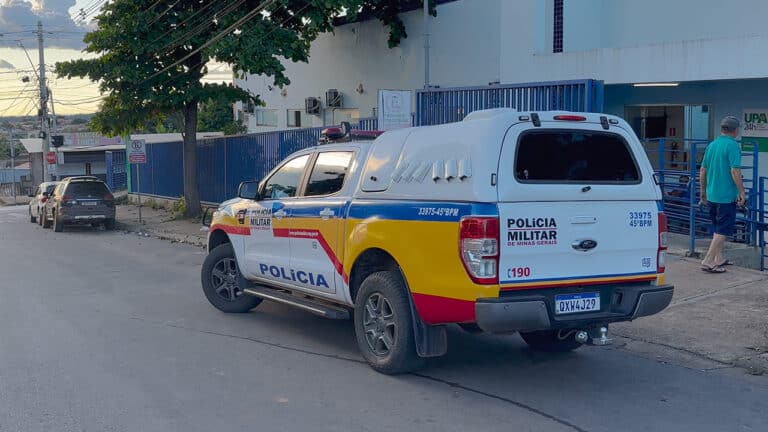 Mulher em surto agride e morde policiais durante prisão em João Pinheiro