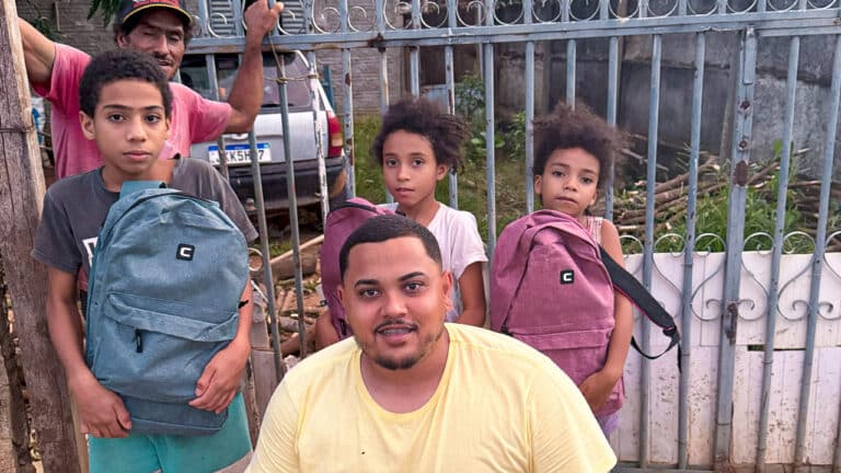 Tiago Tavares transforma vidas com doação de 25 kits escolares completos para crianças carentes em João Pinheiro