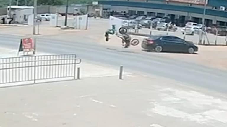 Motociclista rodopia no ar após colisão com carro em na MG-181 em Brasilândia de Minas; veja o vídeo