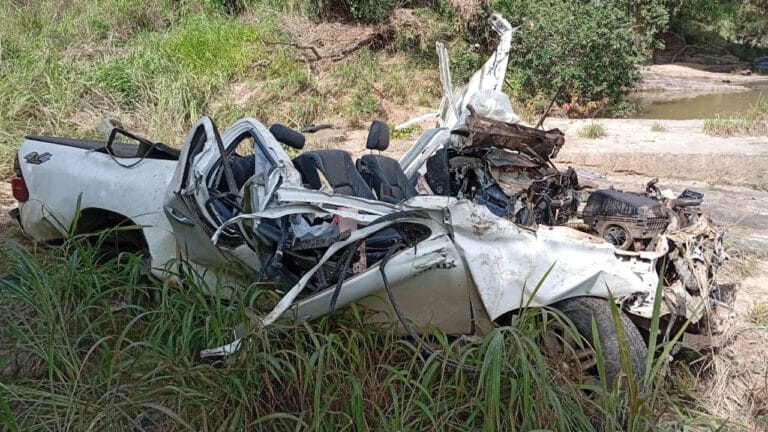 Motorista passa quatro horas preso em caminhonete após acidente na Ponte do Córrego da Taboca na LMG-740