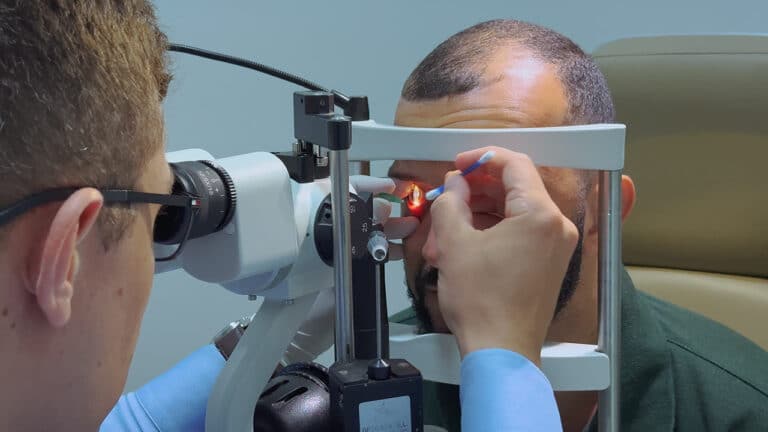 Você sabe o que fazer se algo entrar no seu olho? Oftalmologista alerta para riscos e como evitar complicações