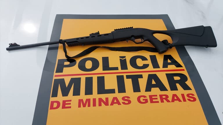 Idoso é preso com rifle após passageiro fugir durante blitz na LMG-667 em Brasilândia de Minas