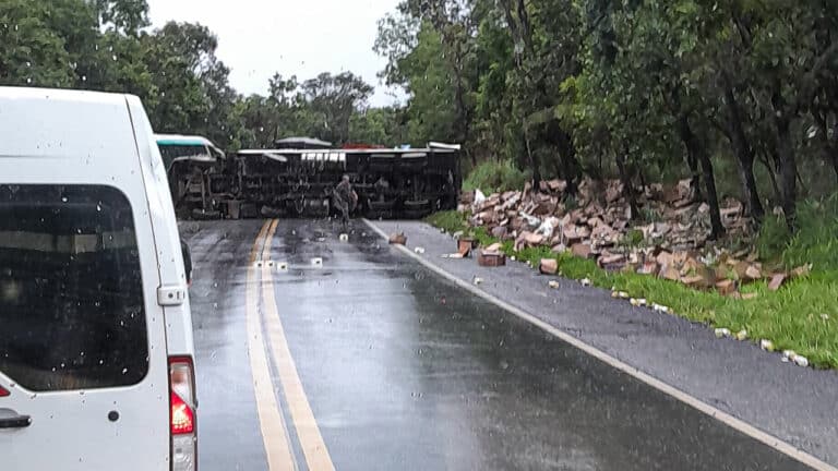 Carreta carregada com óleo de cozinha tomba e espalha carga na BR-040 perto de Luizlândia do Oeste (JK), em João Pinheiro