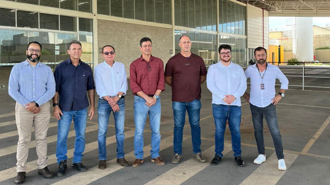 De helicóptero, presidente do Grupo ABC visita novo prefeito de João Pinheiro e avalia retomada de investimentos
