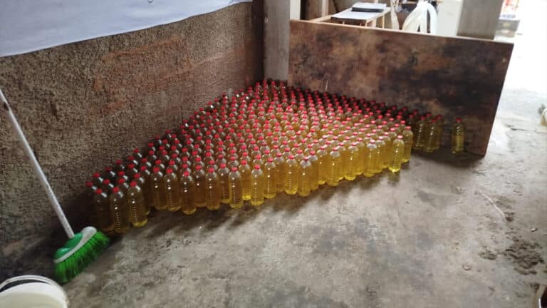 Três são presos por saquear caminhão de óleo de soja tombado na BR-040, próximo a Luizlândia do Oeste (JK), em João Pinheiro