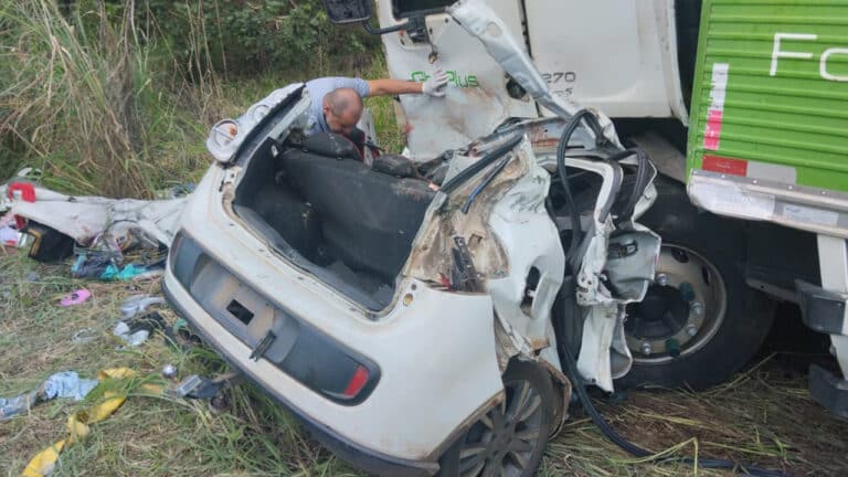 URGENTE: três pessoas morrem em gravíssimo acidente entre carro e caminhão na BR-040 em Paracatu