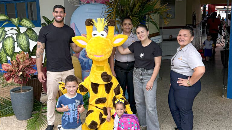 Giraffas leva alegria para a criançada na volta às aulas do CEMEI Mundo Encantado em João Pinheiro