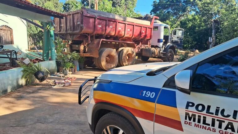 Pai infarta e morre ao tentar impedir filho drogado de destruir casa com caminhão em Arinos