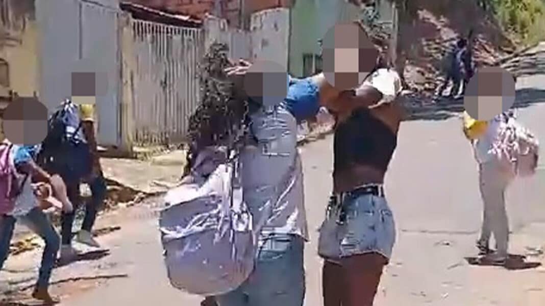 Vídeo flagra adolescentes trocando tapas e puxões de cabelo após saída da escola em João Pinheiro