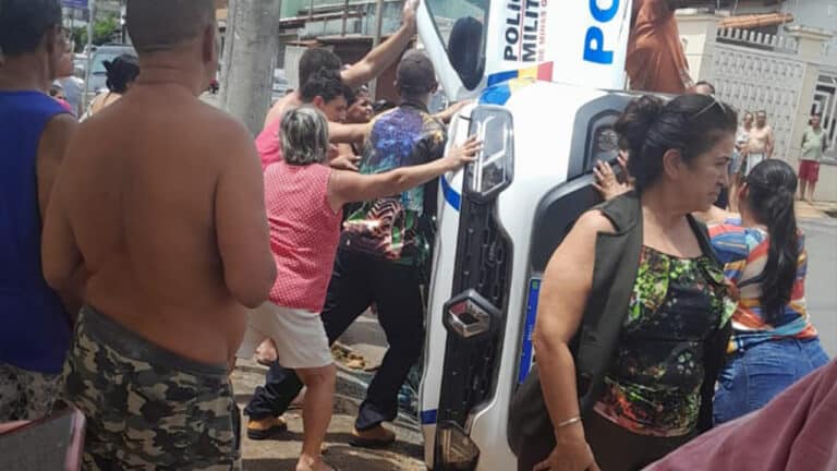 Motorista avança cruzamento e atinge viatura da PM em Paracatu; três ficam feridos