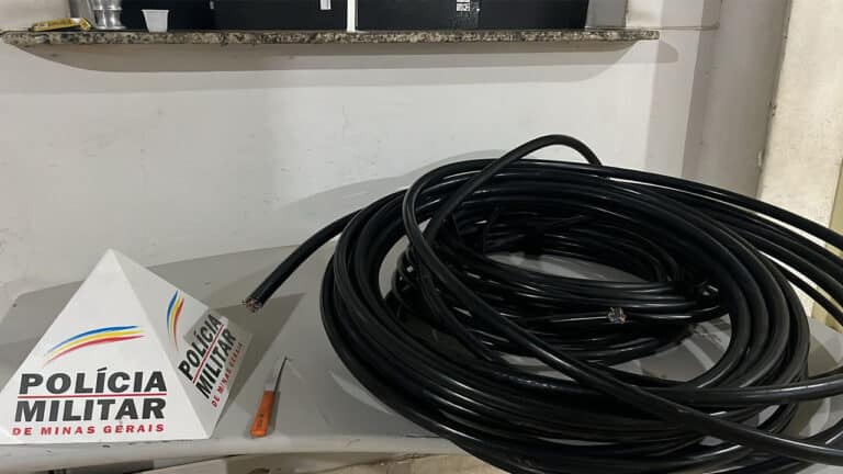 Ladrão é pego com a mão na massa furtando fios de cobre, foge para o mato e acaba preso em João Pinheiro