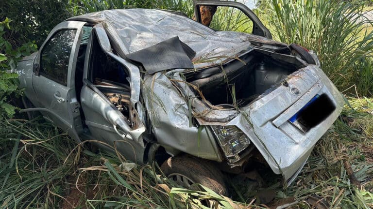 Pinheirense cochila ao volante, capota carro e fica ferido na MG-410, em Presidente Olegário