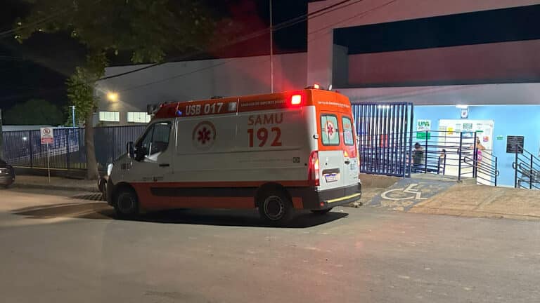 Mulher vai parar na UPA após ser atingida por garrafa em bar de João Pinheiro